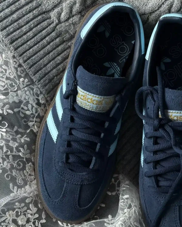 کتونی سورمه‌ای