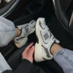 کتونی نیوبالانس سفید نسکافه‌ای