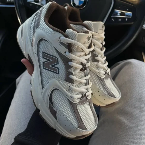 گتونی و کفش نیوبالانس 530 سفید نسکافه‌ای