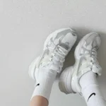 کتونی v2k سفید نقره‌ای