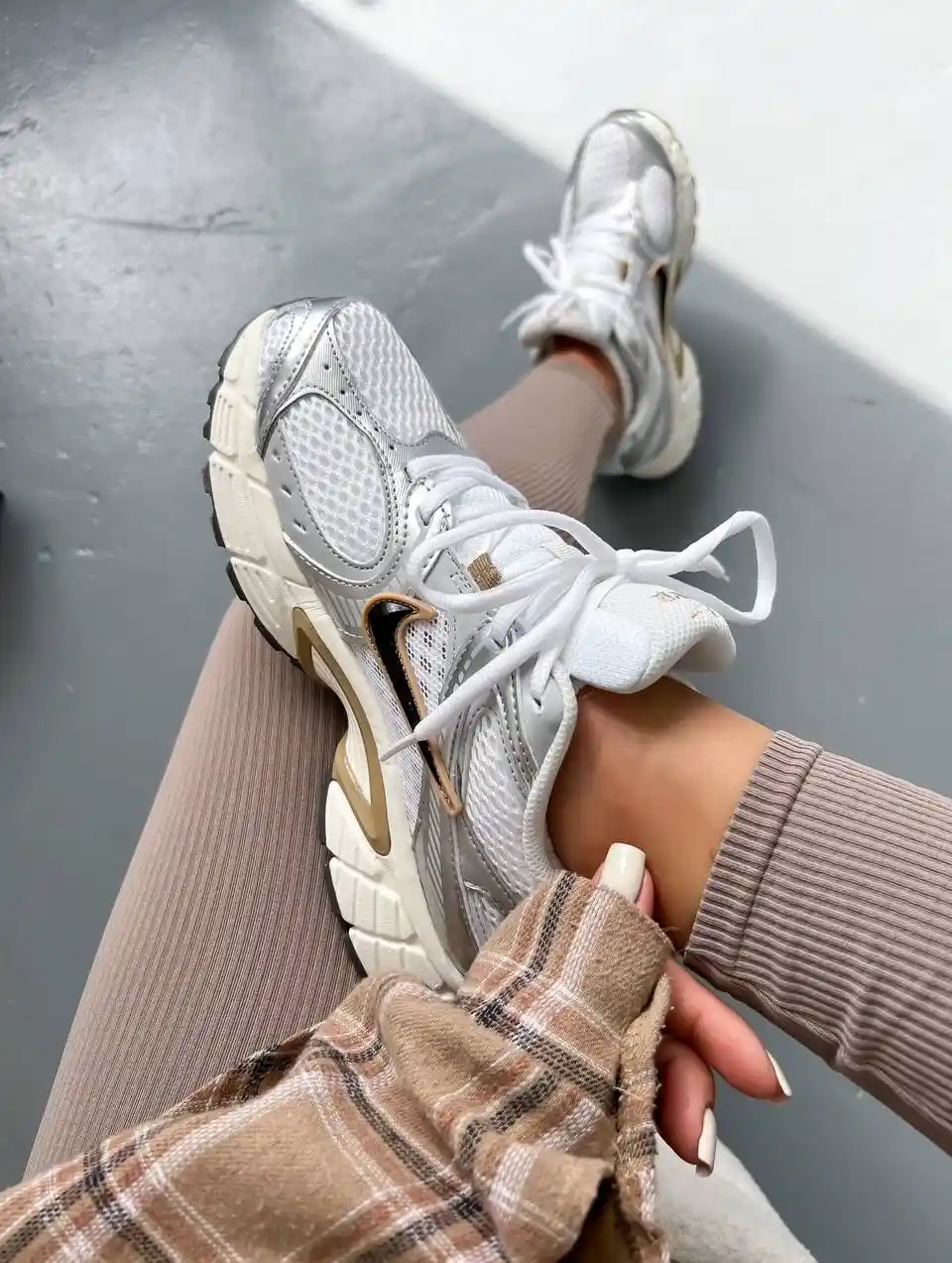 nike V5 RNR Parachute Beige 4-optimized کتونی نایک V5 rnr سفید عسلی