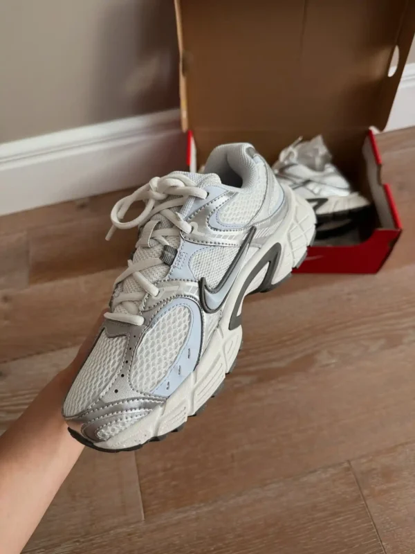 خرید کتونی نایک v5 rnr سفید آبی