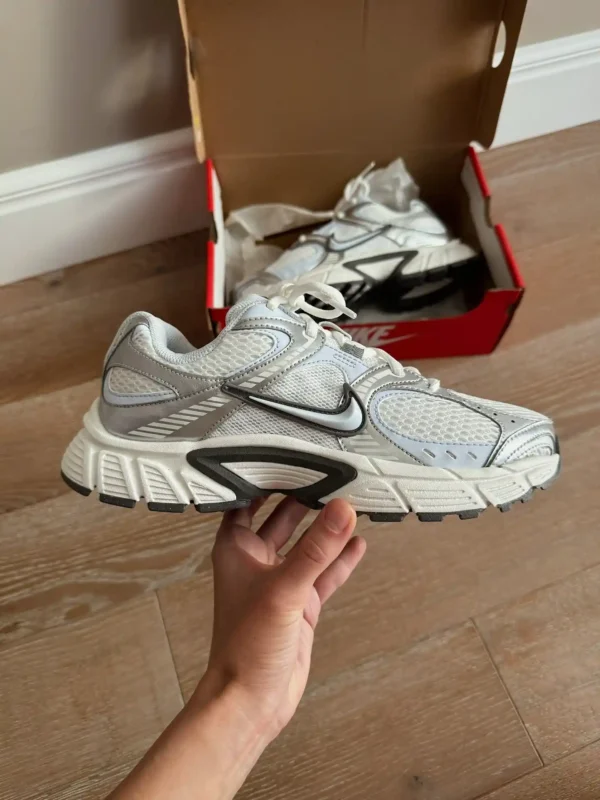 قیمت کتونی نایک v5 سفید آبی