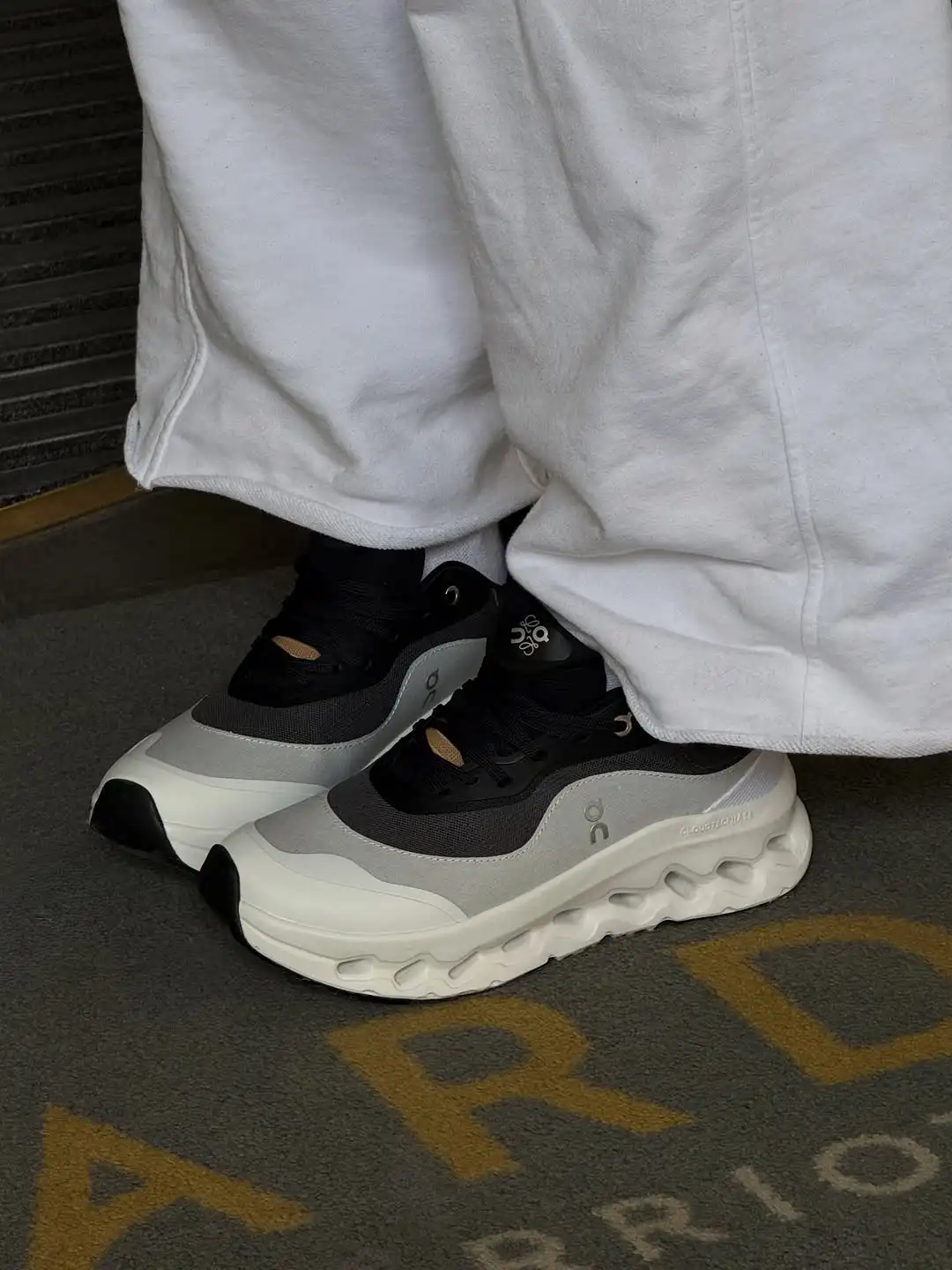 On Running Cloudtilt LOEWE 2 Black White کتونی آن رانینگ مشکی سفید