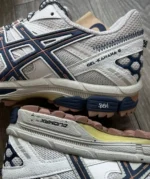 کتونی asics سفید سورمه‌ای