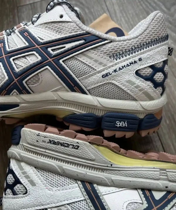 کتونی asics سفید سورمه‌ای
