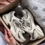 کتونی نیوبالانس 530 کرم قهوه‌ای اورجینال